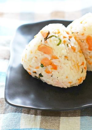 朝食にカンタン☆鮭としそのオイルおにぎり-レシピのメイン写真