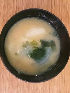 じゃがいも、玉ねぎ、ワカメの味噌汁♪-レシピのメイン写真