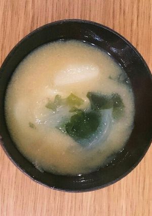 じゃがいも、玉ねぎ、ワカメの味噌汁♪-レシピのメイン写真