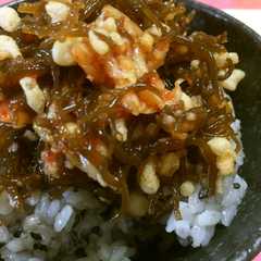 รูปของ もずくキムチと天かす丼
