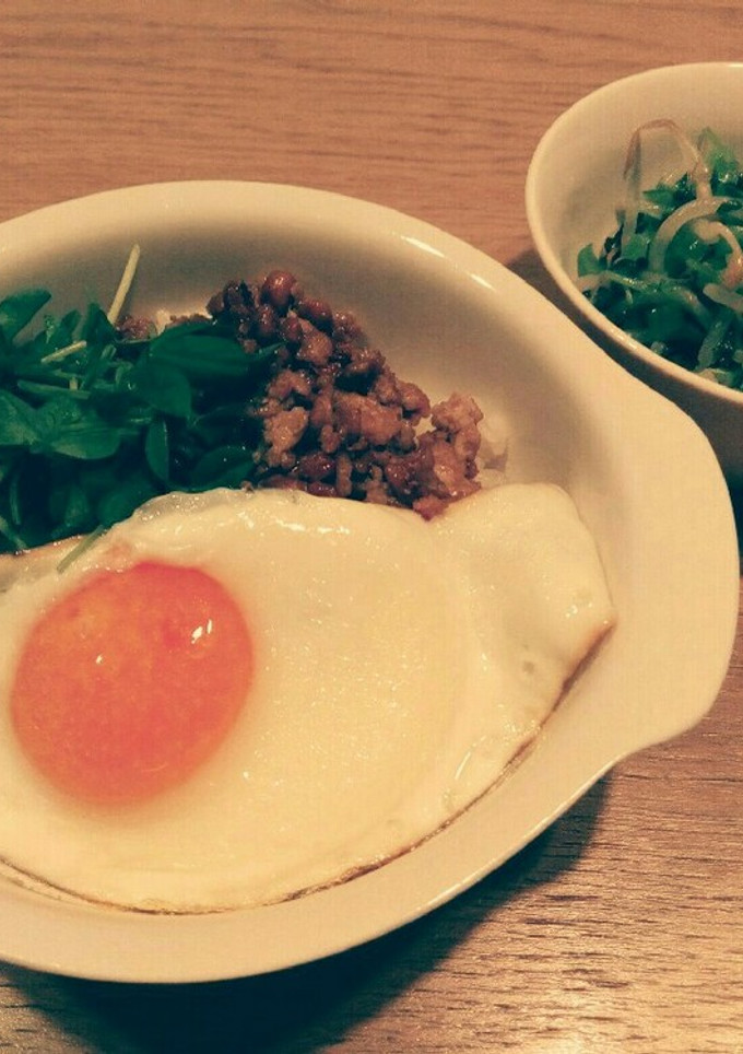 納豆挽肉丼★目玉焼きのせ　和え物付き-レシピのメイン写真