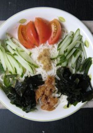 野菜になめたけにわかめに！華やかそうめん-レシピのメイン写真