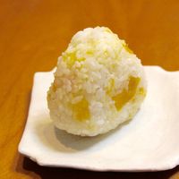基本からアレンジまで！思わずつくりたくなる「黄金 おにぎり」の