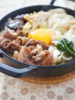 スキレットで肉だし香るすき焼き肉うどん鍋-レシピのメイン写真
