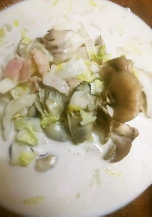 牡蠣と舞茸と白菜とベーコンDEミルク煮♪-レシピのメイン写真