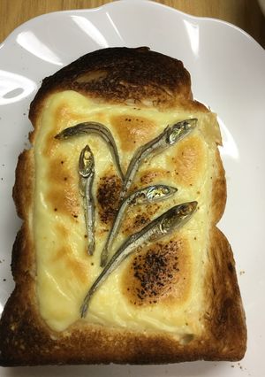 食べるにぼしをのせたチーズトースト-レシピのメイン写真