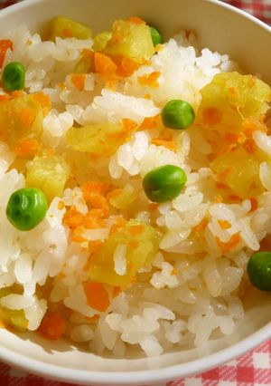 カラフルさつまいもごはん・保育園給食-レシピのメイン写真
