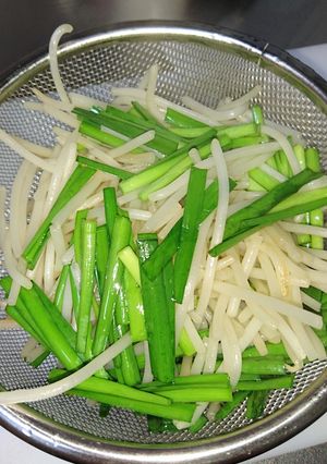 ラーメンに乗せる野菜②ニラ＆モヤシ-レシピのメイン写真