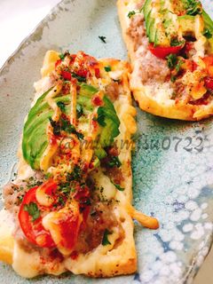 簡単☆挽肉とアボカドの油揚げピザ-レシピのメイン写真