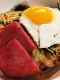 野菜と目玉焼きとスパムのラーメン-レシピのメイン写真