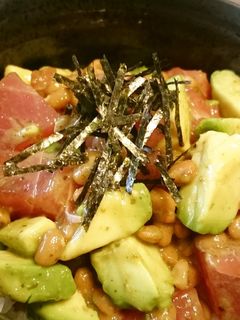 混ぜるだけで絶品!アボカド納豆マグロ丼-レシピのメイン写真