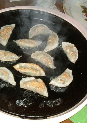 ホットプレートでニラ入り焼きギョウザ-レシピのメイン写真