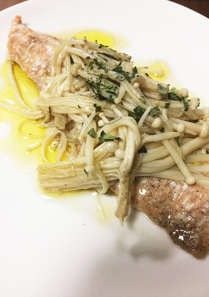 簡単！秋鮭ときのこの蒸し焼きフライパンで-レシピのメイン写真