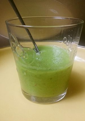 スプーンで食べるセロリと林檎のスムージー-レシピのメイン写真