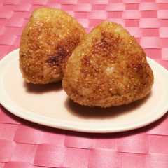 รูปของ 簡単！絶品！焼きおにぎりチーズおかか♫
