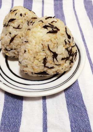 あごだしで♫ひじきおにぎり-レシピのメイン写真