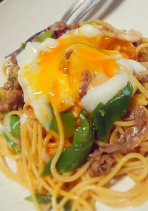 簡単炒めるだけ！牛肉と長ネギの温玉パスタ-レシピのメイン写真