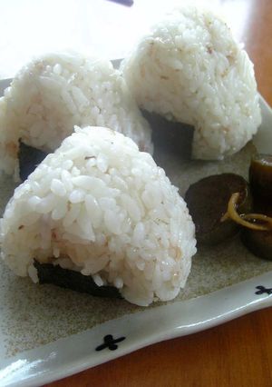 【梅こぶ茶で】おかかおにぎり♪超簡単!-レシピのメイン写真