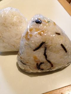 あげ玉と塩昆布のおにぎり-レシピのメイン写真