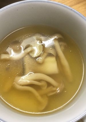 シンプル・きのこのコンソメスープ-レシピのメイン写真
