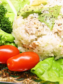 炊飯器におまかせ!アボカドチキンライス♪-レシピのメイン写真