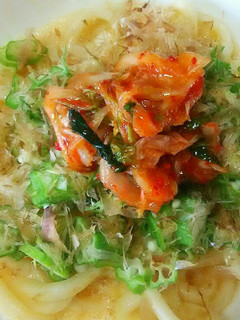 簡単!釜玉風うどんのキムチ乗せ♪-レシピのメイン写真