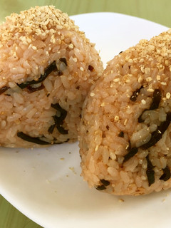 ☆すりゴマ しそ昆布 ケチャップおにぎり-レシピのメイン写真