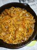 鶏皮＋玉ねぎたっぷりのピリ辛焼きうどん