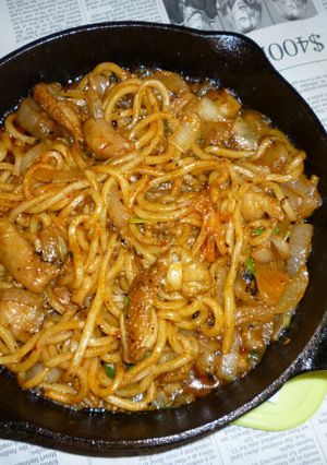 鶏皮＋玉ねぎたっぷりのピリ辛焼きうどん-レシピのメイン写真