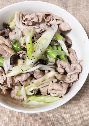 簡単!豚肉とキノコのネギ塩炒め✨-レシピのメイン写真
