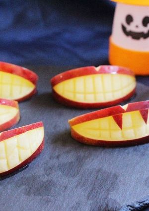 簡単♪ハロウィンに口の形のリンゴ飾り切り-レシピのメイン写真
