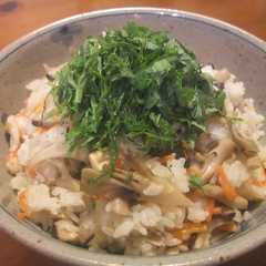รูปของ いろいろキノコと人参のバター混ぜご飯♪