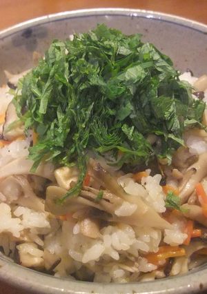いろいろキノコと人参のバター混ぜご飯♪-レシピのメイン写真