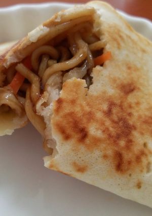 手で持って食べられる☆焼きそばパンケーキ-レシピのメイン写真