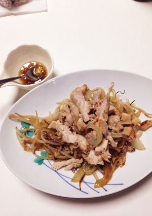 安い！モヤシと玉ねぎ ちょい肉でうま炒め-レシピのメイン写真