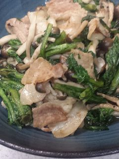 春菊と豚バラ肉の醤油炒め-レシピのメイン写真