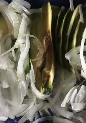 アボカドとスライス玉ねぎサラダ♪-レシピのメイン写真