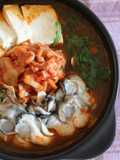 牡蠣キムチ鍋（굴김치찌개）。