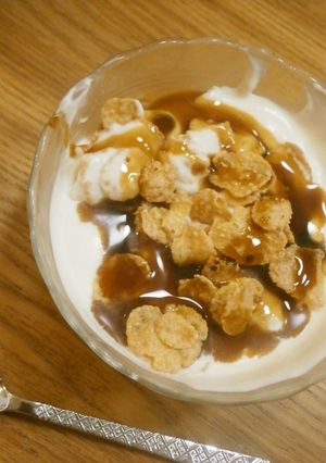身体に悪そうなシリアルの生クリーム掛け-レシピのメイン写真
