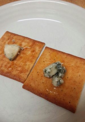 クラッカーとブルーチーズのおつまみ-レシピのメイン写真