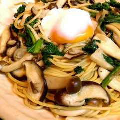 รูปของ ダシダでパスタ！きのこと法蓮草の温玉乗せ
