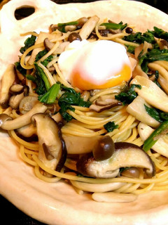 ダシダでパスタ!きのこと法蓮草の温玉乗せ-レシピのメイン写真