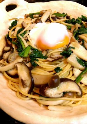 ダシダでパスタ！きのこと法蓮草の温玉乗せ-レシピのメイン写真