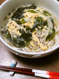 ダシダで決まる!ワカメと溶き卵のうどん-レシピのメイン写真