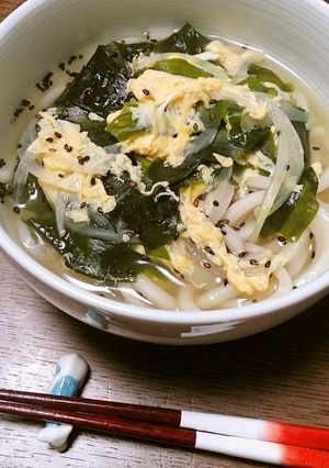 ダシダで決まる！ワカメと溶き卵のうどん-レシピのメイン写真