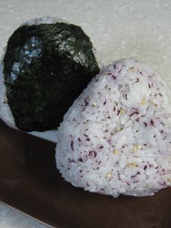 ゆかりとごまのおにぎり✿-レシピのメイン写真