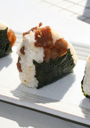 カリカリ豚で、美味しいおにぎり-レシピのメイン写真