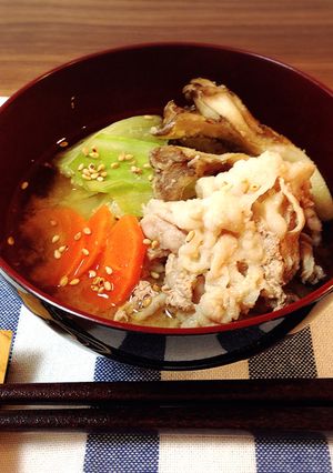 だし入り味噌＊豚肉と野菜と舞茸の味噌汁-レシピのメイン写真