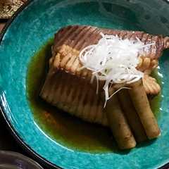 รูปของ 母の味！たっぷり煮汁でかすべの煮付け