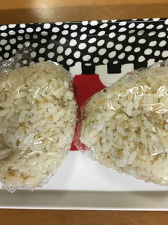 ぎゅっと握らないで!しらすのゆるおにぎり-レシピのメイン写真